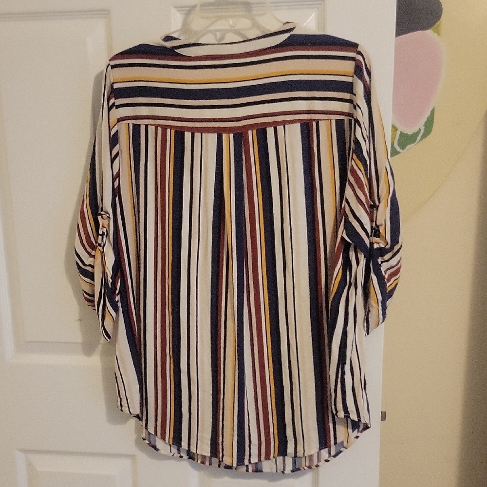 Torrid Sz1 Striped Blouse with V-Neck, 3/4 rollup sleeve. Pleated chest - Picture 5 of 5